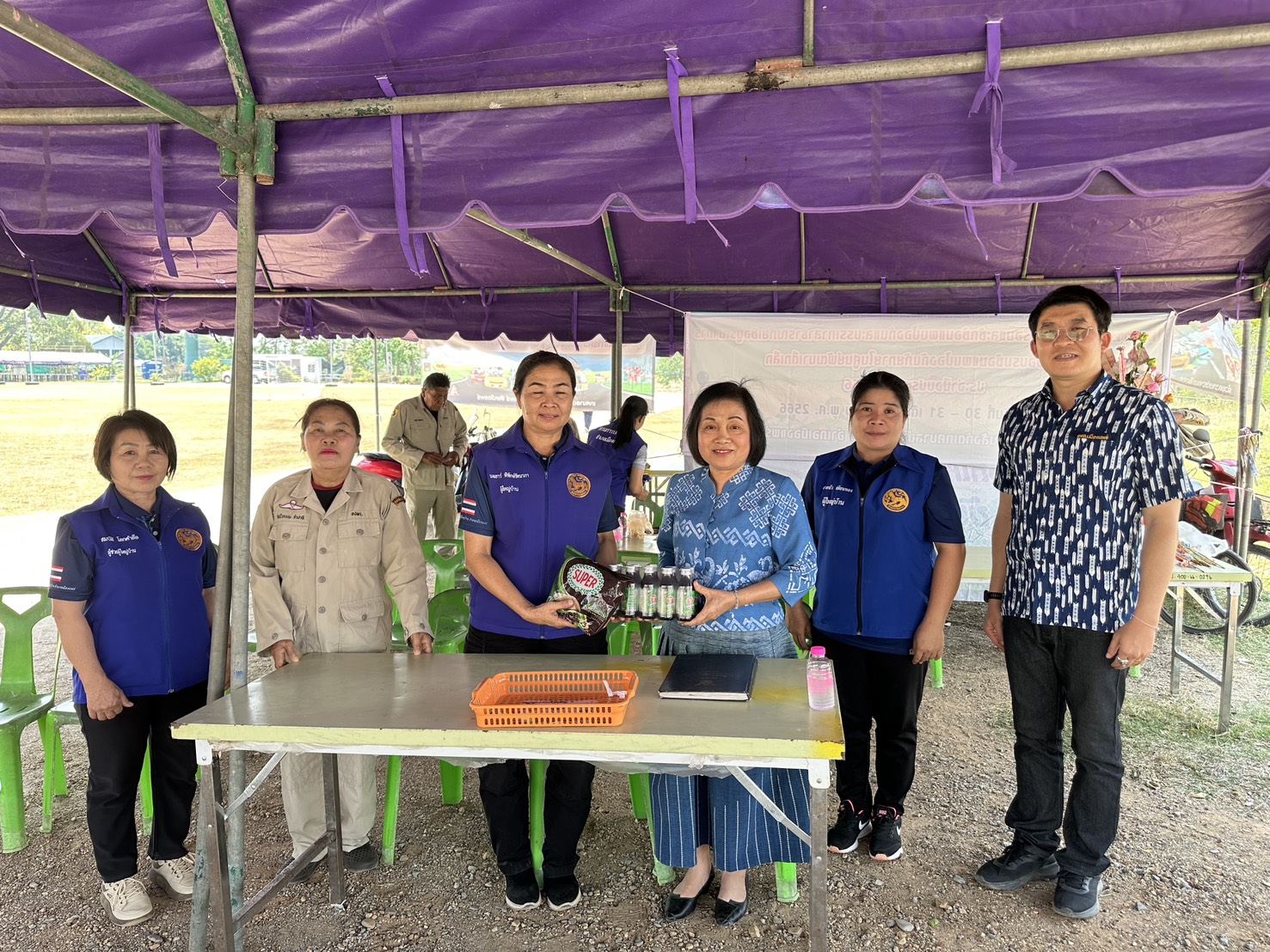 พช.เมืองแพร่ ออกเยี่ยมให้กำลังใจจุดตรวจป้องกันอุบัติเหตุช่วงเทศกาลสงกรานต์